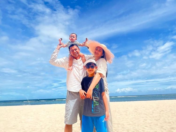 8 Foto Nagita Slavina Liburan Keluarga di Bali, Berbikini Bareng Nisya Ahmad