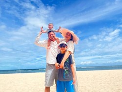 8 Foto Nagita Slavina Liburan Keluarga di Bali, Berbikini Bareng Nisya Ahmad