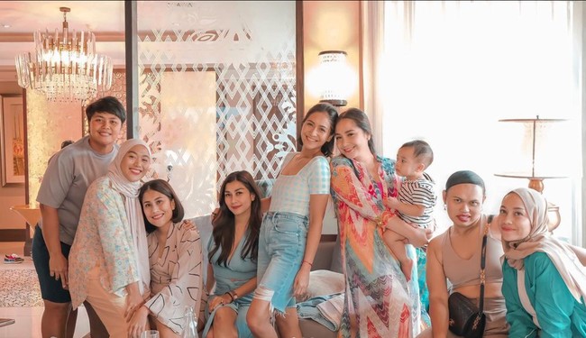 Dalam foto-foto yang dibagikan adik Raffi Ahmad dan Nagita Slavina, Nisya Ahmad dan Caca Tengker juga ikut berlib ur bersama. Tak hanya itu saja, beberapa rekan-rekannya juga ikut dan berfoto bersama. Foto: Instagram/@nissyaa