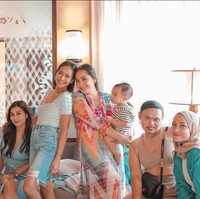 Dalam foto-foto yang dibagikan adik Raffi Ahmad dan Nagita Slavina, Nisya Ahmad dan Caca Tengker juga ikut berlib ur bersama. Tak hanya itu saja, beberapa rekan-rekannya juga ikut dan berfoto bersama. Foto: Instagram/@nissyaa