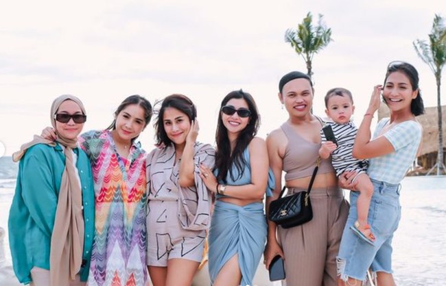 Melalui akun Instagram pribadinya Nisya Ahmad juga terlihat membagikan momen-momen kebersamaan dirinya bersama keluarga dan para sahabat. Seperti dalam foto yang satu ini. Terlihat Caca Tengker yang tengah menggendong Rayyanza. Foto: Instagram/@nissyaa