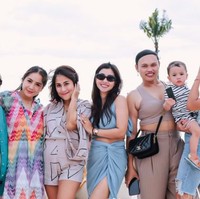 Melalui akun Instagram pribadinya Nisya Ahmad juga terlihat membagikan momen-momen kebersamaan dirinya bersama keluarga dan para sahabat. Seperti dalam foto yang satu ini. Terlihat Caca Tengker yang tengah menggendong Rayyanza. Foto: Instagram/@nissyaa