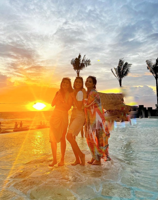 Potret Nisya saat berpose bersama Caca Tengker dan Nagita Slavina. Ketiganya tampak berpose kompak bersama dengan latar belakang sunset yang indah. Foto: Instagram/@nissyaa