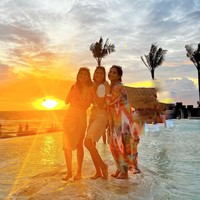 Potret Nisya saat berpose bersama Caca Tengker dan Nagita Slavina. Ketiganya tampak berpose kompak bersama dengan latar belakang sunset yang indah. Foto: Instagram/@nissyaa