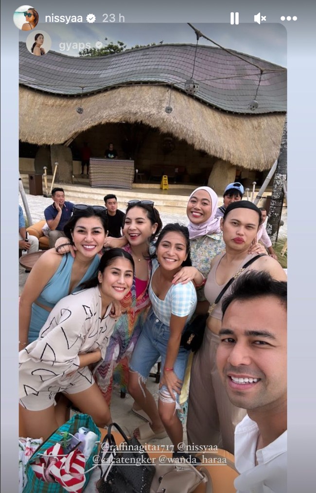 Ekspresi bahagia tampak jelas terpancar di wajah Nagita Slavina, Nisya Ahmad, Caca Tengker, Raffi Ahmad, dan rekan-rekan mereka yang juga ikut ke Bali. Foto: Instagram/@nissyaa