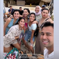 Ekspresi bahagia tampak jelas terpancar di wajah Nagita Slavina, Nisya Ahmad, Caca Tengker, Raffi Ahmad, dan rekan-rekan mereka yang juga ikut ke Bali. Foto: Instagram/@nissyaa