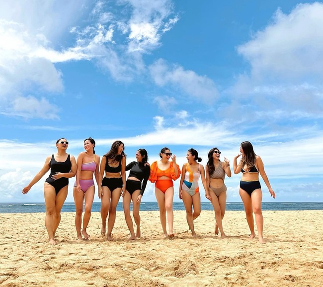 Melalui akun Instagram pribadinya Nisya tampak membagikan pose dirinya bersama Nagita Slavina dan para kerabatnya yang tengah mengenakan bikini. Tampil kompak berbikini, fotonya itu pun langsung mencuri atensi. Foto: Instagram/@nissyaa