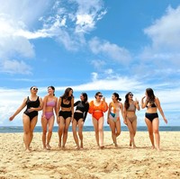 Melalui akun Instagram pribadinya Nisya tampak membagikan pose dirinya bersama Nagita Slavina dan para kerabatnya yang tengah mengenakan bikini. Tampil kompak berbikini, fotonya itu pun langsung mencuri atensi. Foto: Instagram/@nissyaa