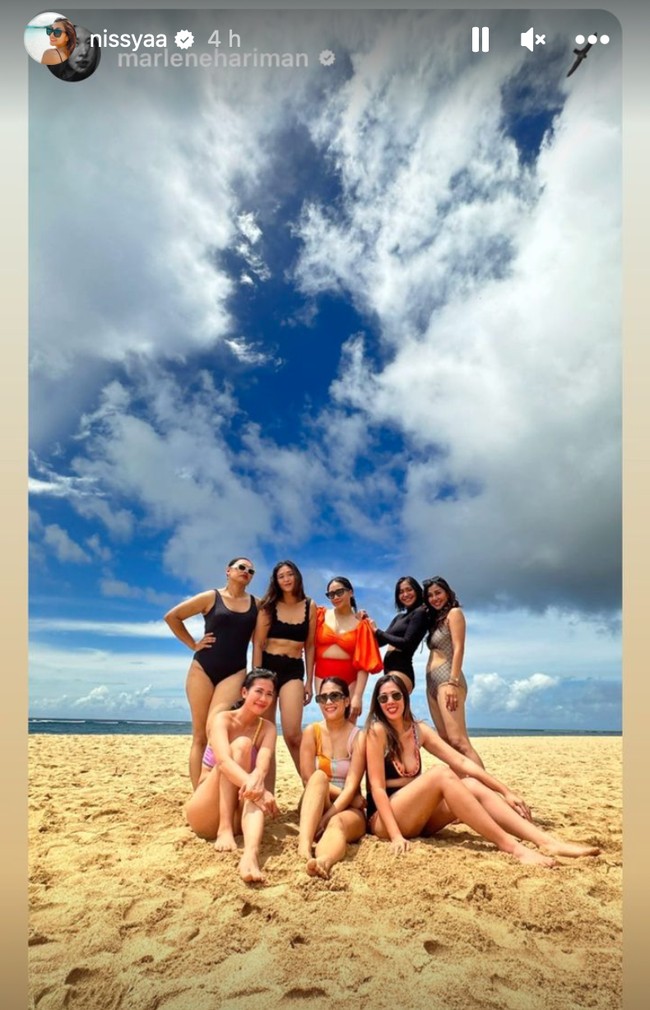 Nagita Slavina tampak mengenakan bikini berwarna oranye. Bikini tersebut memiliki model unik berpotongan tangan balon. Penampilannya kemudian dilengkapi dengan sebuah kaca mata hitam. Foto: Instagram/@nissyaa