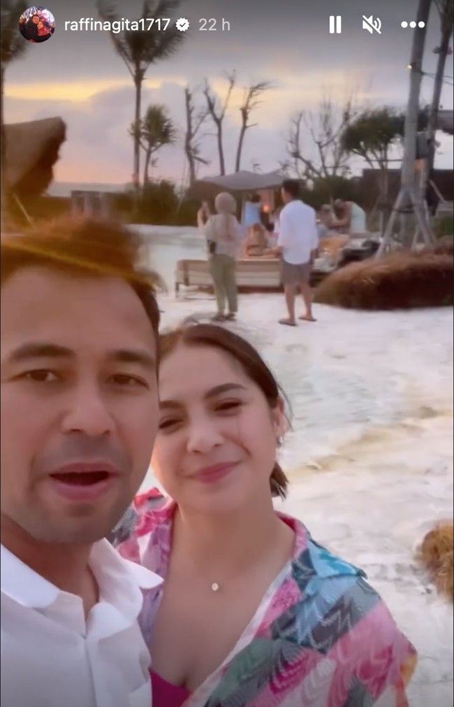 Melalui akun Instagram pribadinya terlihat Nagita Slavina dan Raffi Ahmad tengah berlibur bersama ke Bali. Seperti biasa, keduanya selalu terlihat kompak dan romantis. Foto: Instagram/@raffinagita1717