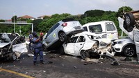 Saat ini kecelakaan yang melibatkan sejumlah kendaraan itu telah ditangani polisi.