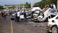 Sejumlah mobil yang terlibat kecelakaan tampak ringsek. Selain itu ada juga yang saling tindih dan terguling.