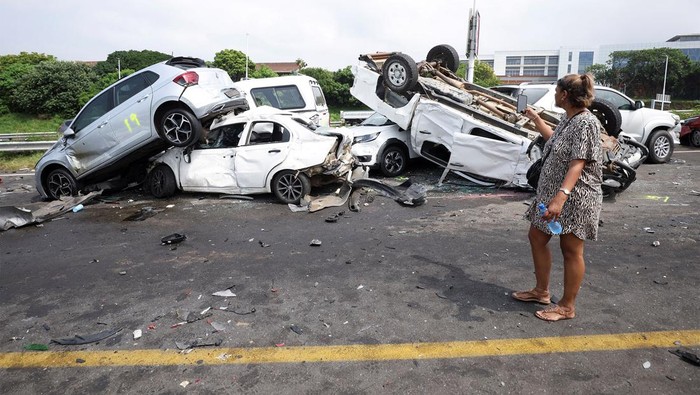 Kecelakaan yang melibatkan sejumlah mobil terjadi di jalan bebas hambatan di Afrika Selatan, Senin (6/3/2023). Belum diketahui penyebab kecelakaan tersebut.