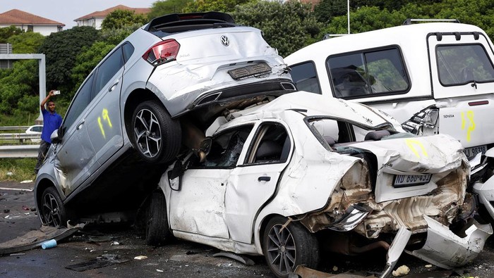 Kecelakaan yang melibatkan sejumlah mobil terjadi di jalan bebas hambatan di Afrika Selatan, Senin (6/3/2023). Belum diketahui penyebab kecelakaan tersebut.