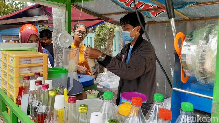 Omat, penjual Teh Sahabat di Baleendah, Kabupaten Bandung.