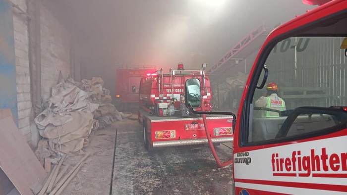 pabrk kayu di malang terbakar