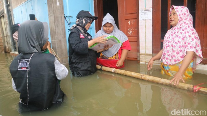 Pantarlih coklit data pemilu terjang banjir di Desa Doropayung Kecamatan Juwana, Pati, Senin (6/3/2023).