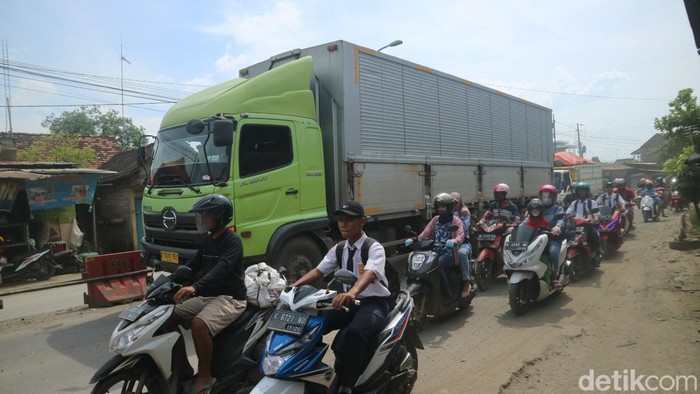 Arus lalu lintas di Pantura Juwana, Pati, Senin (6/3/2023).
