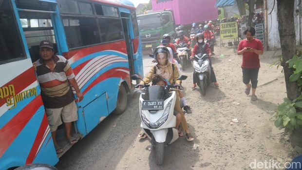Arus lalu lintas di Pantura Juwana, Pati, Senin (6/3/2023).