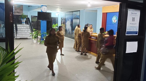 Para pegawai Dinas Pendidikan dan Kebudayaan (Disdikbud) NTT mulai masuk kantor pukul 05.30 Wita pada Senin (6/3/2023). (Foto: Yufen Ernesto/detikBali)