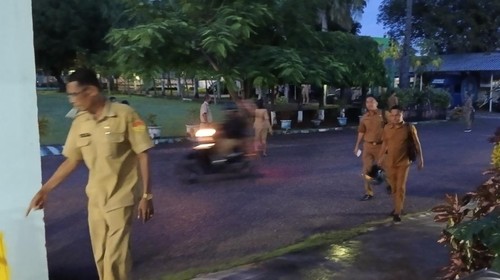 Para pegawai Dinas Pendidikan dan Kebudayaan (Disdikbud) NTT mulai masuk kantor pukul 05.30 Wita pada Senin (6/3/2023).