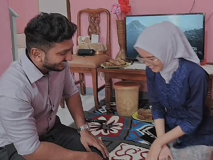 Pasangan beda negara viral Pasangan beda negara viral, Aprilia Aita Putri dan Nizam Mannanthra Mohamedali.
