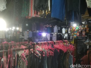 Polisi Sita 200 Bal Pakaian Bekas Impor di Pasar Gedebage Bandung