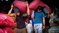 Berdasarkan keterangan, ada 175 ton bawang merah Brebes yang tiba di Pasar Induk Kramat Jati. 