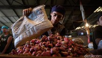 Bawang merah yang tiba di Pasar Induk Kramat Jati juga didistribusikan ke sejumlah pasar di Jabodetabek. 