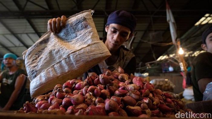 Sebanyak 175 ton bawang merah Brebes tiba di Jakarta menjelang Ramadhan. Bawang merah yang tiba di Pasar Induk Kramat Jati ini tiba untuk pasokan bulan Ramadhan.