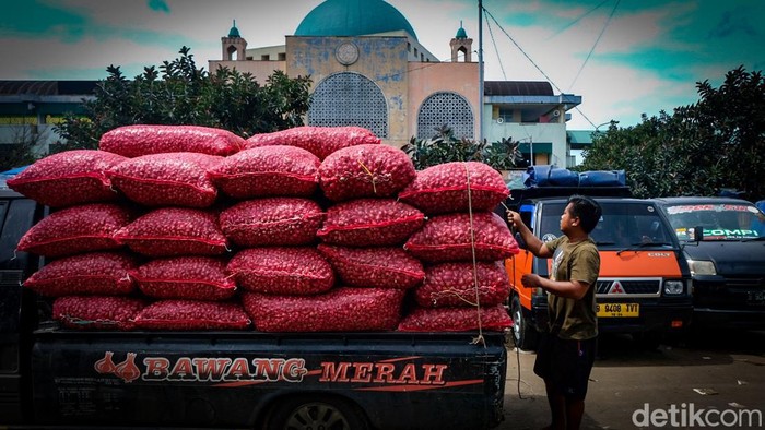 Pasokan Ramadhan, 175 Ton Bawang Merah Brebes Tiba di Jakarta Sebanyak 175 ton bawang merah Brebes tiba di Jakarta menjelang Ramadhan. Bawang merah yang tiba di Pasar Induk Kramat Jati ini tiba untuk pasokan bulan Ramadhan.