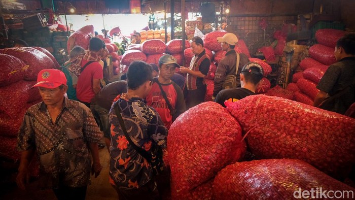 Pasokan Ramadhan, 175 Ton Bawang Merah Brebes Tiba di Jakarta Sebanyak 175 ton bawang merah Brebes tiba di Jakarta menjelang Ramadhan. Bawang merah yang tiba di Pasar Induk Kramat Jati ini tiba untuk pasokan bulan Ramadhan.