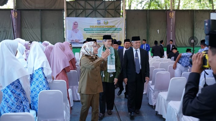 Pelepasan Praktek Pengabdian Masyarakat (PPM) Pondok Pesantren (Ponpes) Darunnajah Tahun Pendidikan 2022-2023 di Tenis Indoor Setda Kabupaten Serang, hari ini.