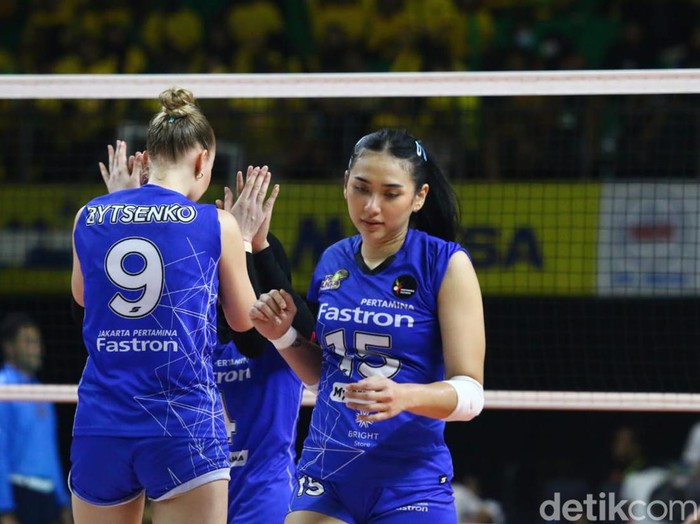 Pemain Pertamina Fastron, Yolla Yuliana, saat bertanding dalam putaran kedua final four Proliga 2023 seri dua Semarang.