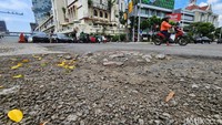 Pantauan detikcom di lokasi, Senin (6/3/2023), lubang berada di arah Jl Suryopranoto. Pada area yang berlubang, terdapat satu lubang besar dan dua lubang kecil. 