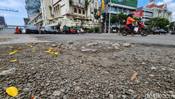 Polisi Lalu Lintas dari Polda Metro Jaya melaporkan ada lubang di tengah perempatan Harmoni. Lubang tersebut dinilai berbahaya bagi pengendara yang melintas.