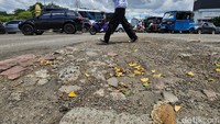 Area lubang pun berpasir dan licin sehingga mengganggu pengendara yang ada di lokasi jika melindas lubang.