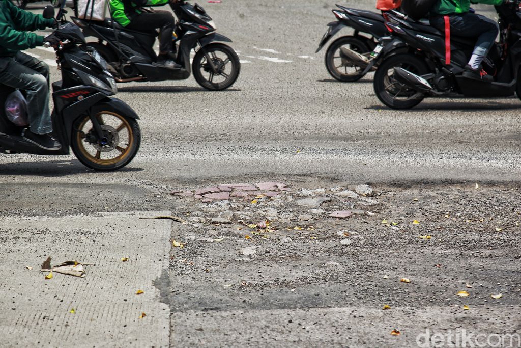 Polisi Lalu Lintas dari Polda Metro Jaya melaporkan ada lubang di tengah perempatan Harmoni. Lubang tersebut dinilai berbahaya bagi pengendara yang melintas.