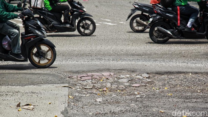 Penampakan Lubang di Kawasan Harmoni yang Bisa Bikin Pengendara Celaka Polisi Lalu Lintas dari Polda Metro Jaya melaporkan ada lubang di tengah perempatan Harmoni. Lubang tersebut dinilai berbahaya bagi pengendara yang melintas.