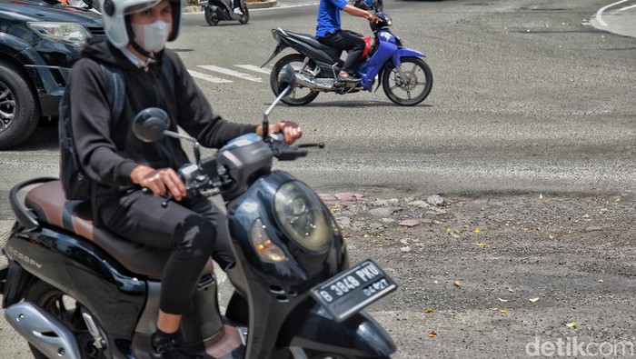 Penampakan Lubang di Kawasan Harmoni yang Bisa Bikin Pengendara Celaka Polisi Lalu Lintas dari Polda Metro Jaya melaporkan ada lubang di tengah perempatan Harmoni. Lubang tersebut dinilai berbahaya bagi pengendara yang melintas.