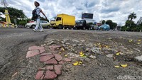 Lubang besar memiliki dalam setinggi mata kaki atau sekitar 10 sentimeter serta memiliki panjang sekitar 1,5 meter dengan lebar 1 meter. Pada bagian dasar lubang, terlihat batu yang jadi dasar jalan aspal.