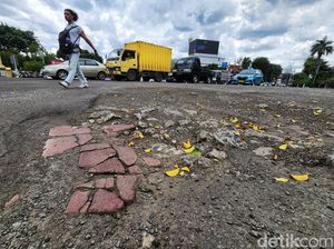 Penampakan Lubang di Kawasan Harmoni yang Bisa Bikin Pengendara Celaka