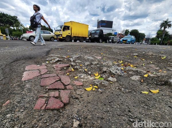 Penampakan Lubang di Kawasan Harmoni yang Bisa Bikin Pengendara Celaka