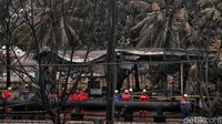 Sejumlah pegawai Pertamina memeriksa pipa sumber kebakaran di Depo Pertamina Plumpang, Tanah Merah, Koja, Jakarta Utara, Senin (6/3/2023).  