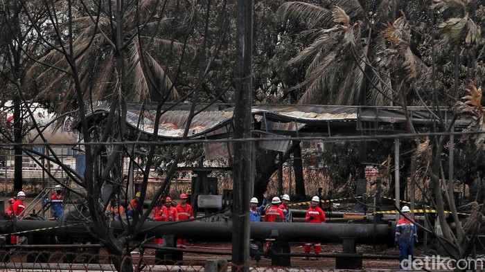 Sejumlah pegawai Pertamina memeriksa pipa sumber kebakaran di Depo Pertamina Plumpang, Tanah Merah, Koja, Jakarta Utara, Senin (6/3/2023).