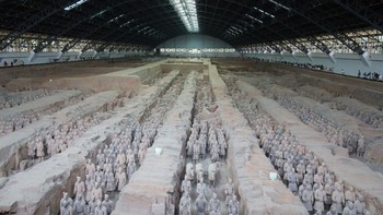 Pasukan Terakota: Ketika para petanu menggali sumur di China tahun 1974 menemukan patung prajurit seukuran aslinya, mereka tahu itu adalah sesuatu yang istimewa. Para arkeolog pun menggalinya dan saat ini memperkirakan terdapat sebanyak 8.000 patung tanah liat. Sebagian besar adalah pejuang, masing-masing memiliki ekspresi wajah dan senjatanya sendiri, dan ada juga kuda dan kereta terakota berukuran penuh. Proyek ini dibuat sebagai makam kaisar pertama China, Qin Shi Huang Di, yang naik takhta pada tahun 246 SM. Qin dimakamkan di sebuah makam di situs tersebut yang belum digali karena kekhawatiran akan stabilitasnya. Foto: CFOTO/Getty Images