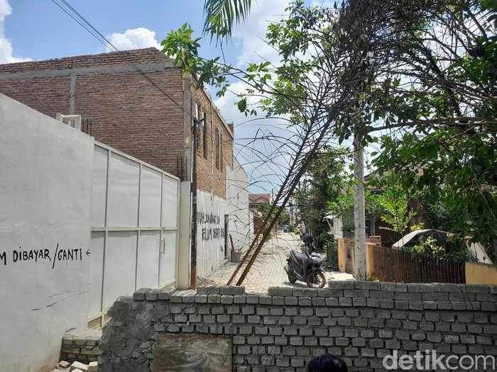 Penampakan tembok di Gang Adil Jalan Setia Budi Pasar 1 yang menutup akses penghuni perumahan (Nizar Aldi/detikSumut)