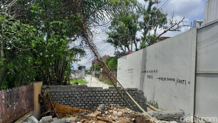 Penampakan tembok di Gang Adil Jalan Setia Budi Pasar 1 yang menutup akses penghuni perumahan (Nizar Aldi/detikSumut)