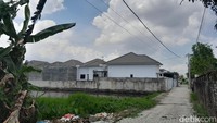Penampakan perumahan yang akses jalannya ditutup pensiunan TNI berpangkat Kolonel. (Nizar Aldi/detikSumut)