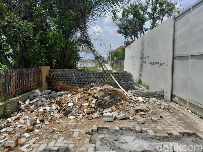Penampakan tembok di Gang Adil Jalan Setia Budi Pasar 1 yang menutup akses penghuni perumahan (Nizar Aldi/detikSumut)